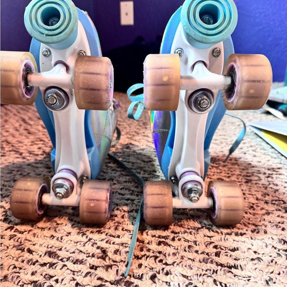Holographic Roller Derby Roller Skates - Picture 6 of 6